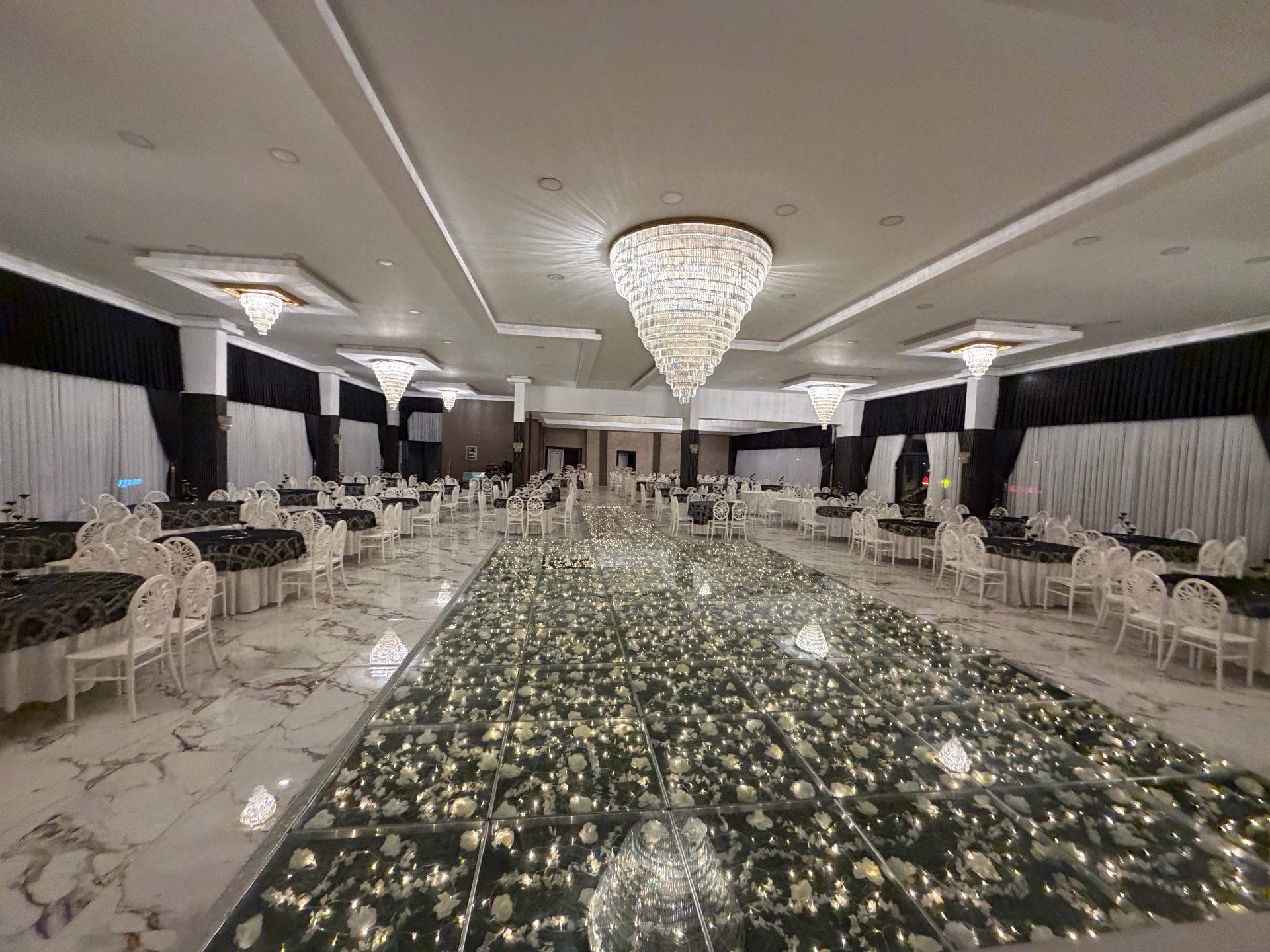 Velora Wedding gece atmosferi — ışıklı dans pisti